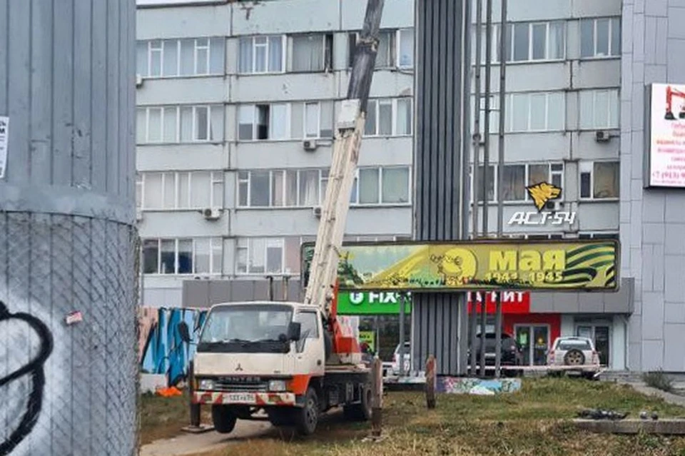 Стелу героям ВОВ у «Ройял Парка» начали восстанавливать. Фото: АСТ-54