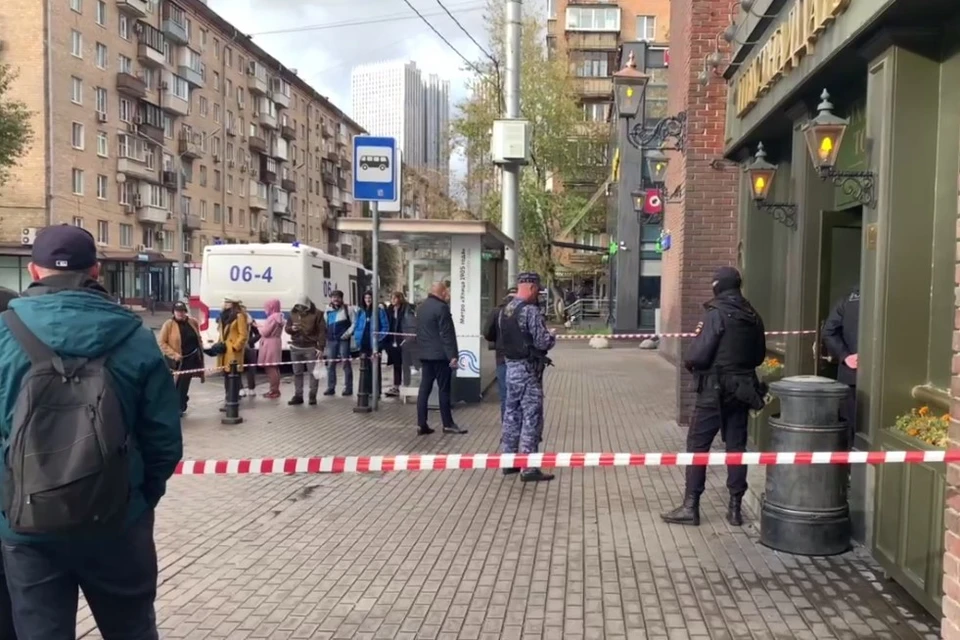 В москве открыл стрельбу. Стрельба в центре Москвы. Полиция в центре Москвы. Около клуба. Мобилизация полицейских в Москве.