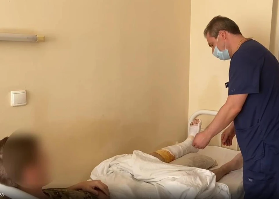 Через несколько дней после операции молодой человек смог встать на обе ноги Фото: кадр из видео