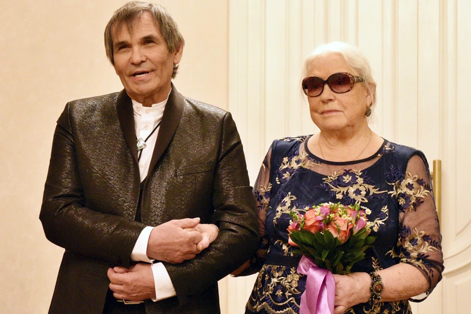 Pensioners Bari Alibasov and Lydia Fedoseeva-Shukshina lead an active life.  They played a wedding, then divorced.  Can afford.  Their pension is equally decent - about 55 thousand rubles each