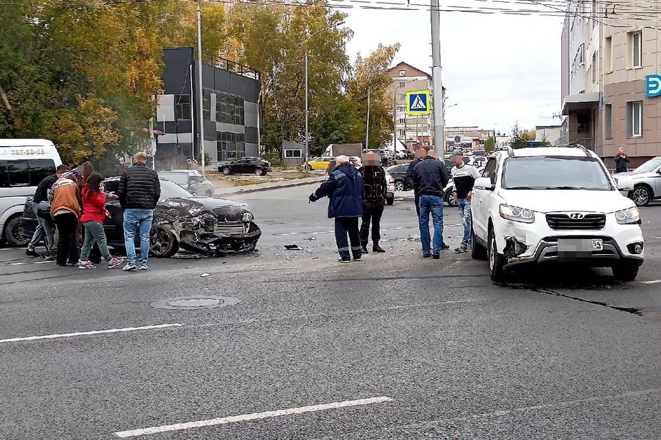В Новосибирске в районе Березовой рощи произошло массовое ДТП - KP.RU