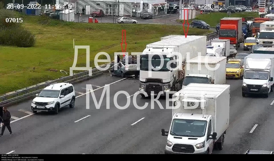 Перед Ивановским мостом на МКАД столкнулись грузовик и легковушка