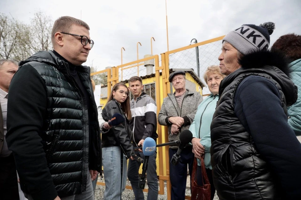 Жители сел ждут Алексея Текслера, чтобы поблагодарить за новый газопровод и рассказать о проблемах. Фото: пресс-служба губернатора.