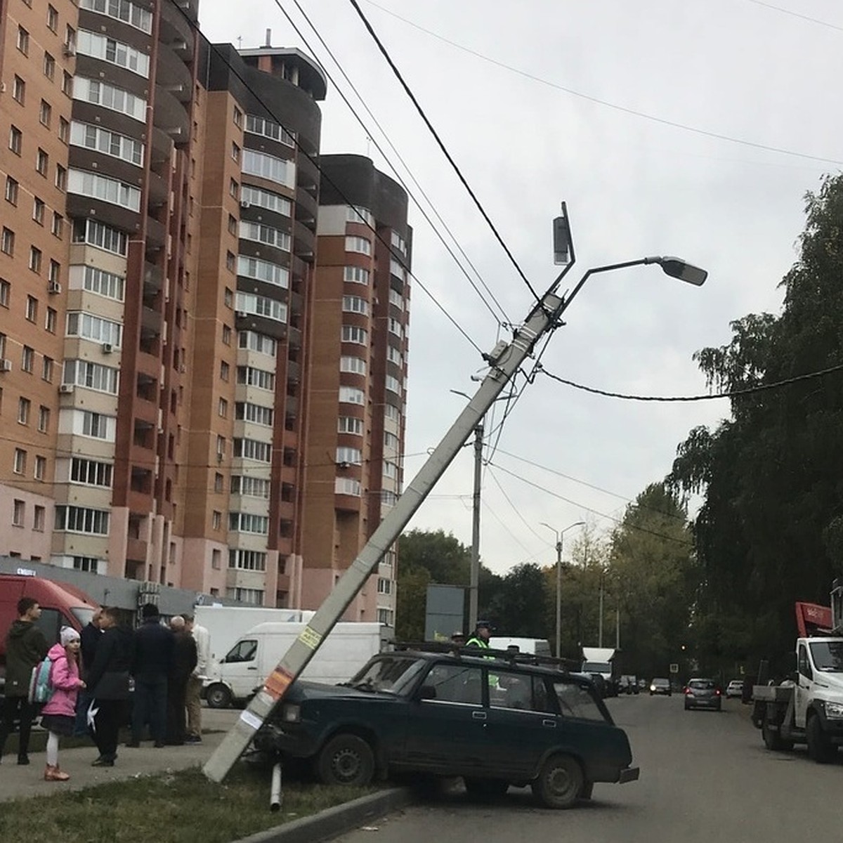 В Приокском ВАЗ-2104 снес бетонный столб - KP.RU