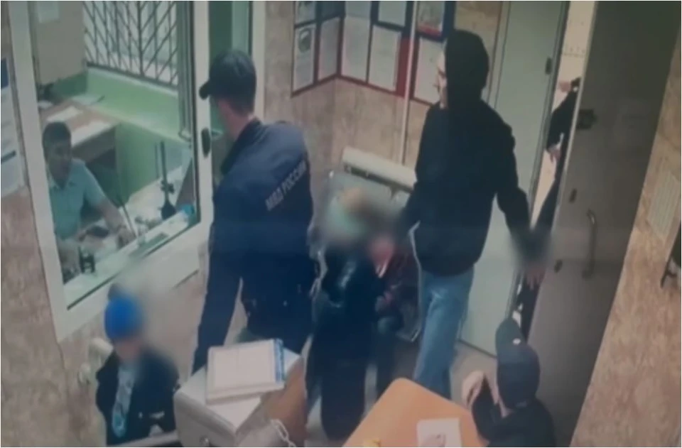 На детей обратили внимание неравнодушные прохожие.