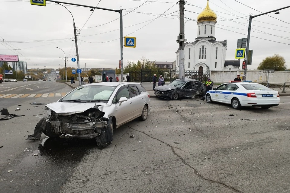21-летний водитель BMW попал в больницу после жёсткого столкновения с минивэном в Новосибирске. Фото: ГИБДД по Нск.