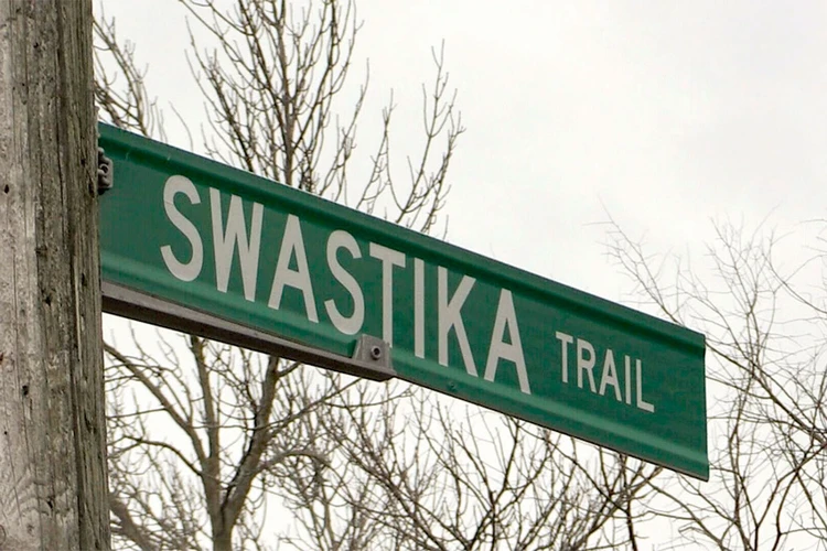 В Канаде наконец решились на переименование Тропы Свастики
