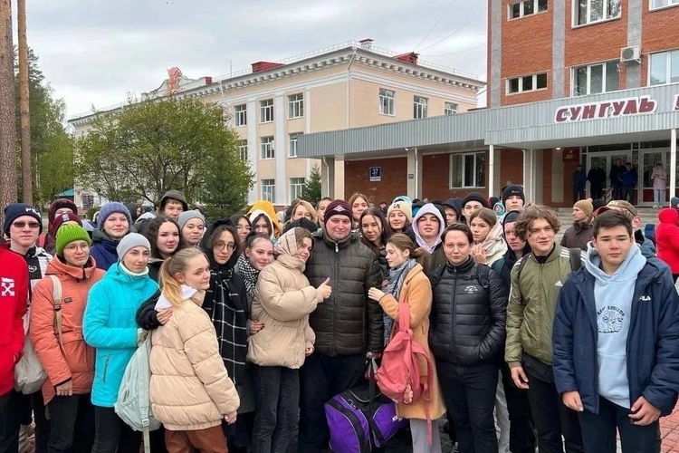 В Снежинске родители вернули мобилизованного учителя в школу