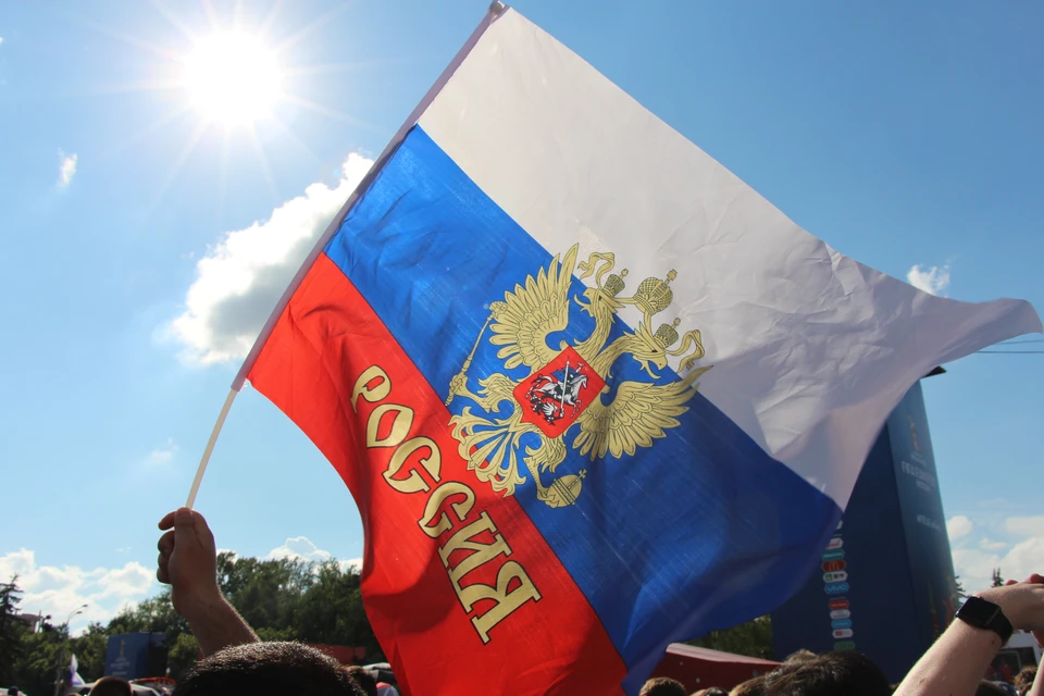 Двое пьяных нижегородцев украли российский флаг с территории школы.