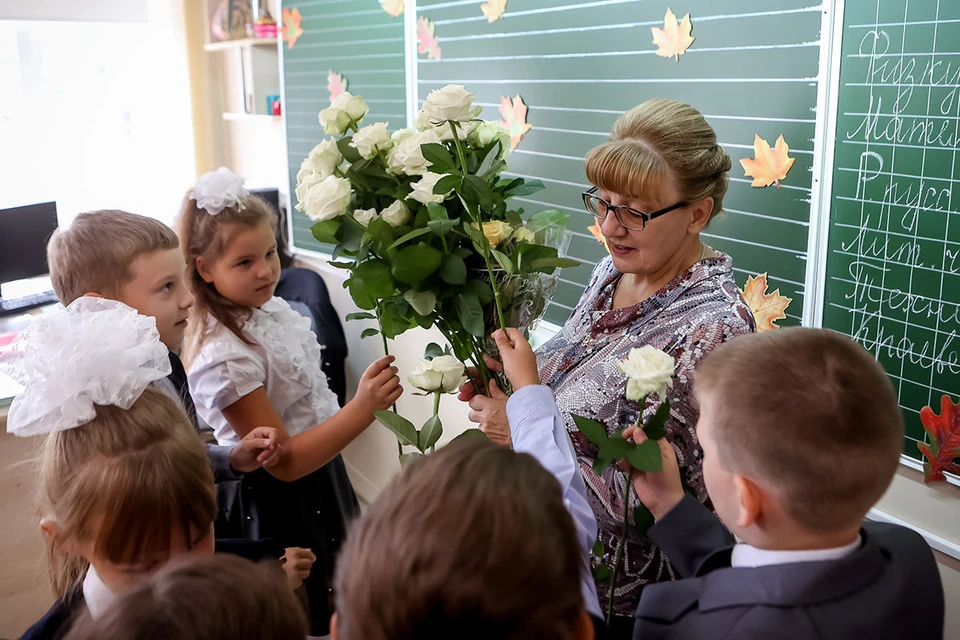 В нынешнем году на подарки классным руководителям ко Дню учителя россияне скинутся в среднем по 3000 рублей.