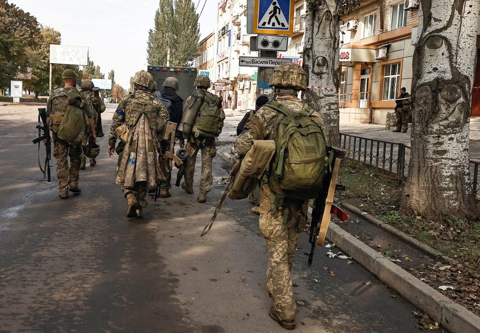 Украинские солдаты на улицах Бахмута.
