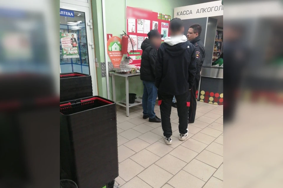 Двое таксистов за два дня украли продуктов и бытовой химии на 12 тысяч рублей