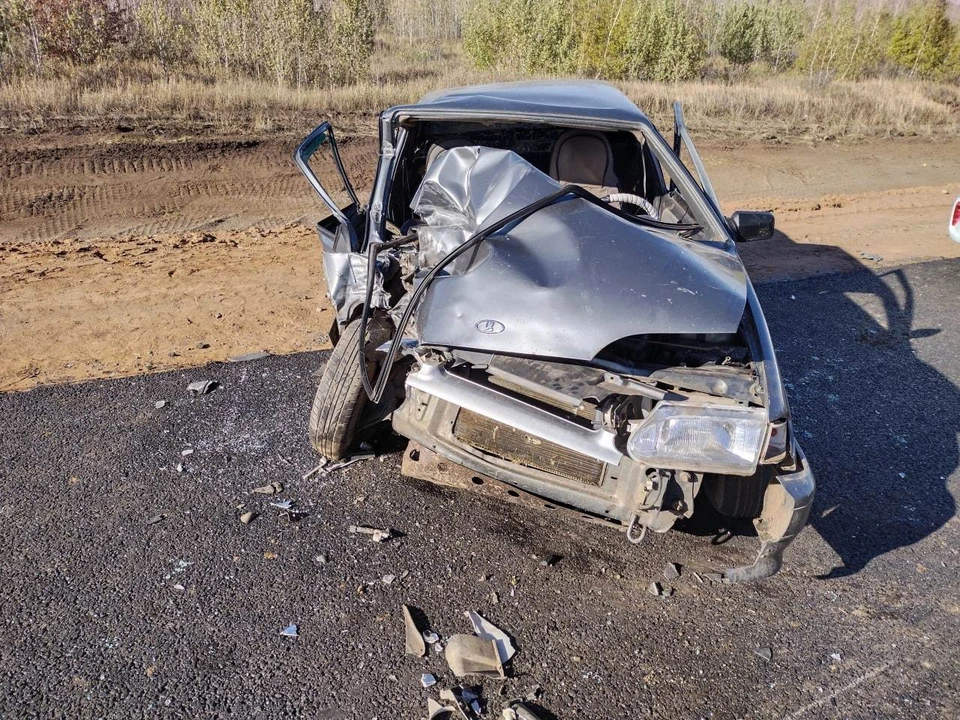 Водитель и пассажир легкового транспорта попали в больницу с многочисленными травмами