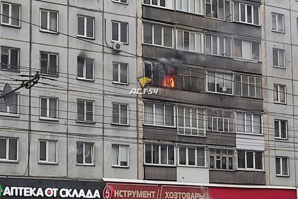 В Новосибирске мужчина погиб при пожаре в жилом доме. Фото: АСТ-54