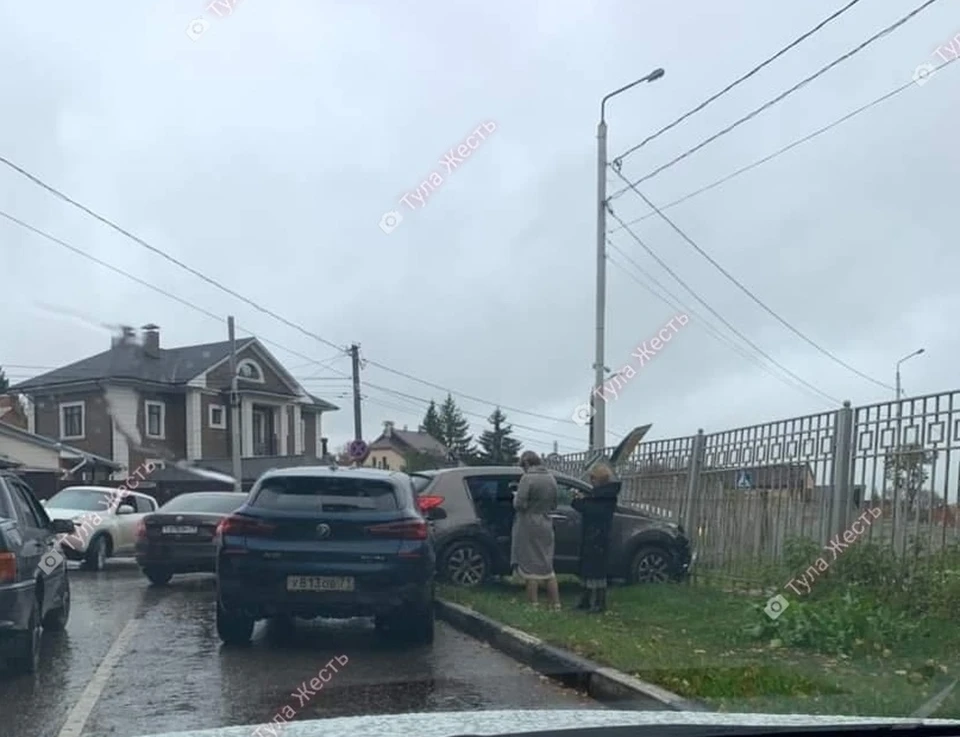 В Туле на улице Рабочего полка Kia столкнулась с BMW и врезалась в забор