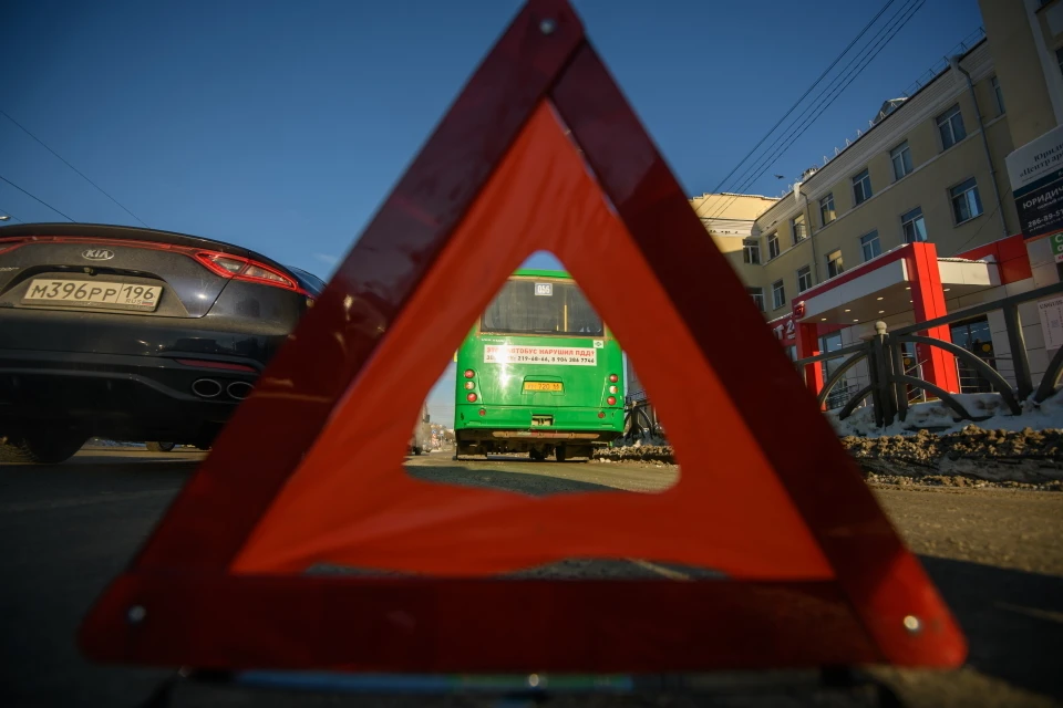 ДТП с участием двух автомобилей и мотоцикла случилось в Москве на Садовой-Черногрязской улице