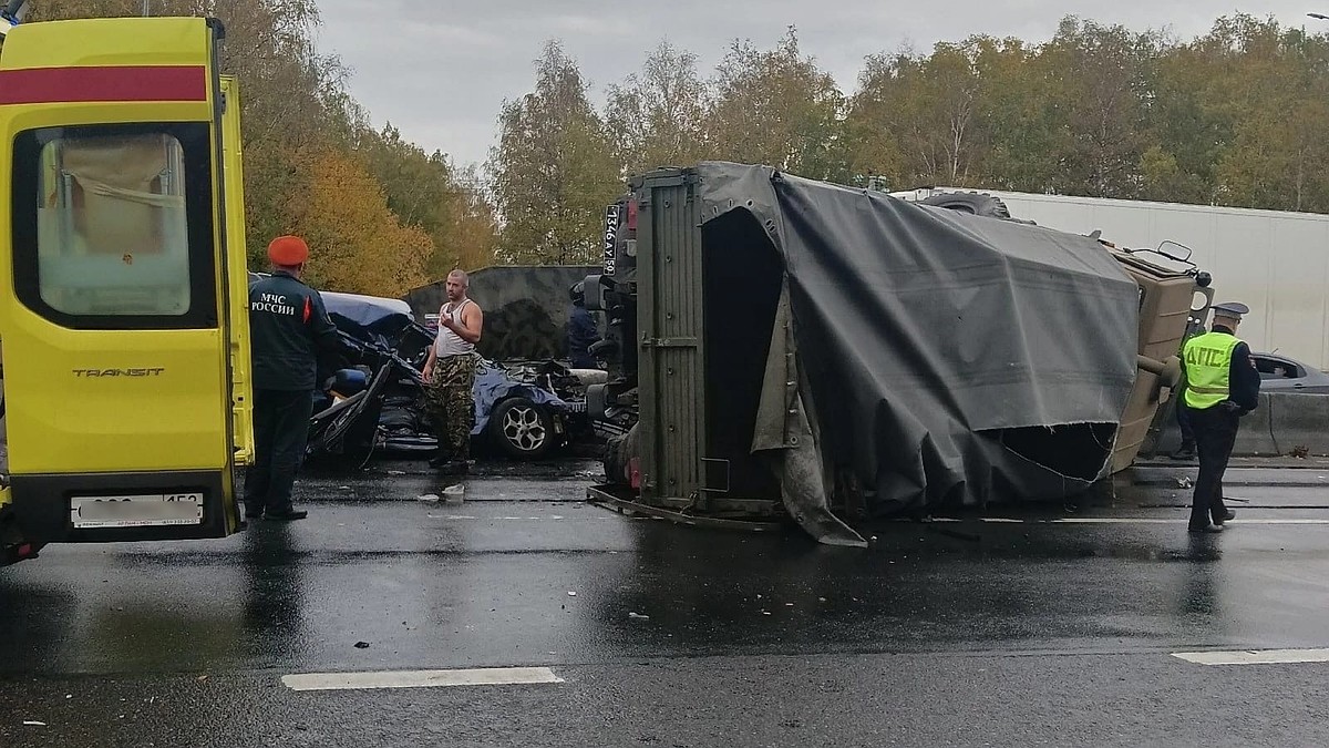 Военный КамАЗ смял легковушку на Московском шоссе: трое человек попали в  больницу - KP.RU