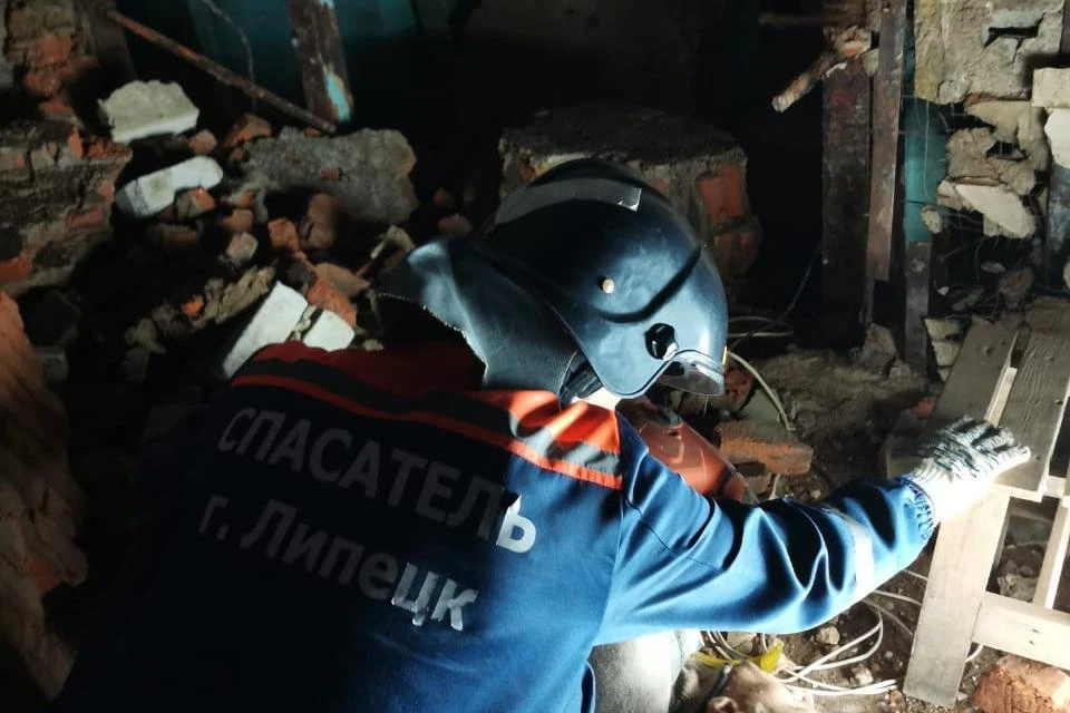 На липчанина рухнула часть стены в бане на Неделина