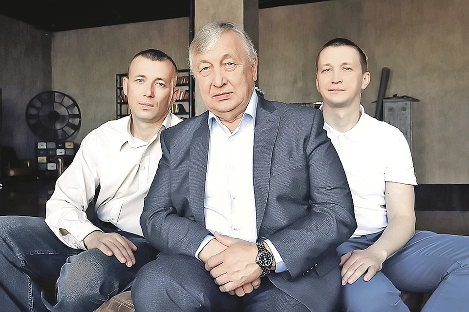Евгений Константинович с сыновьями.