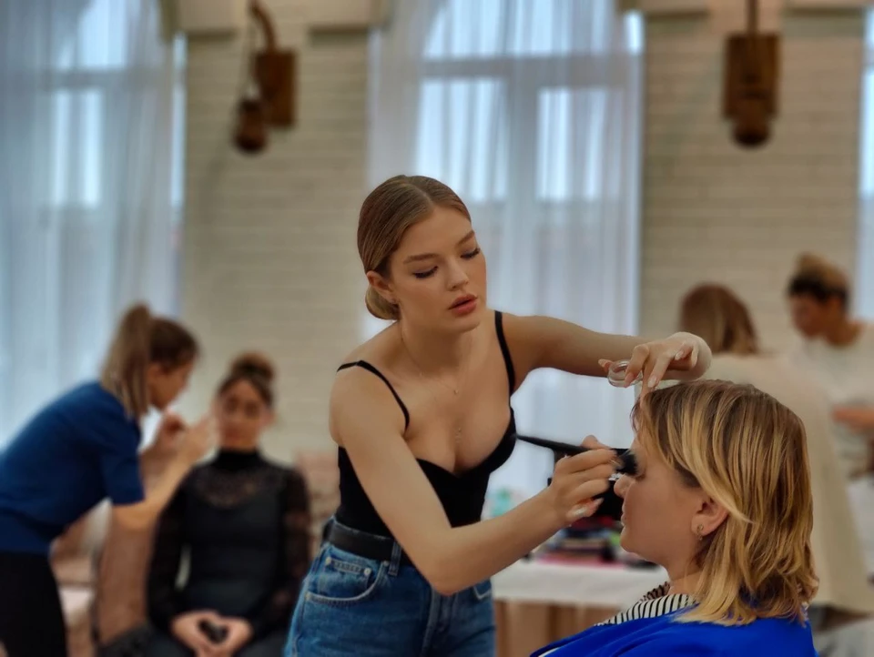 Анна Линникова дала мастер-класс по макияжу
