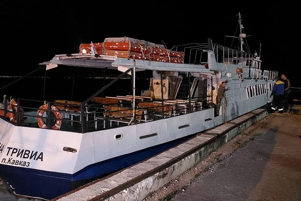 Застрявших в Крыму пассажиров через Керченский пролив отправили на катере