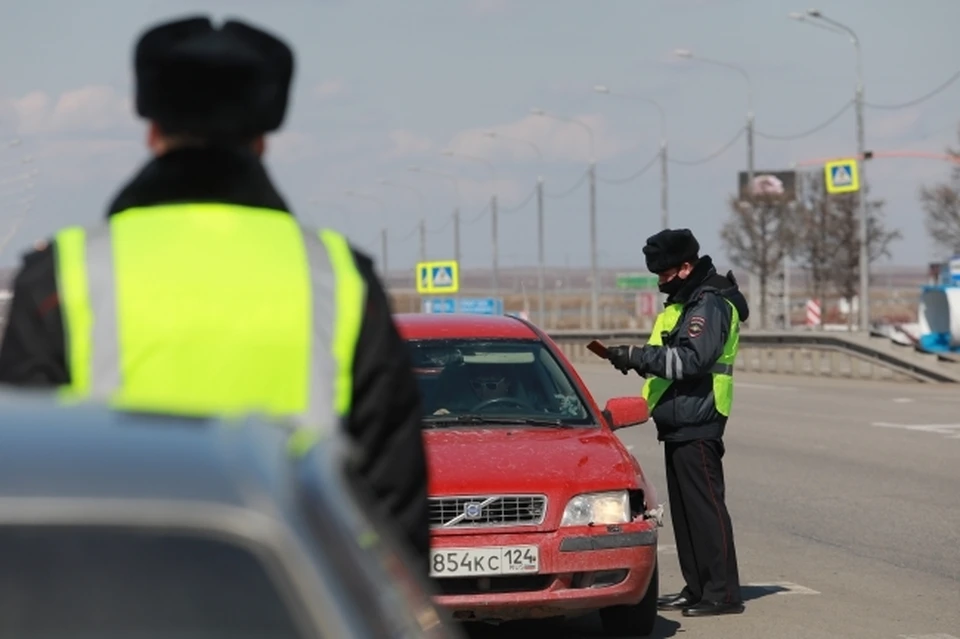 Сотрудники ГИБДД работают и в городах, и на трассах.