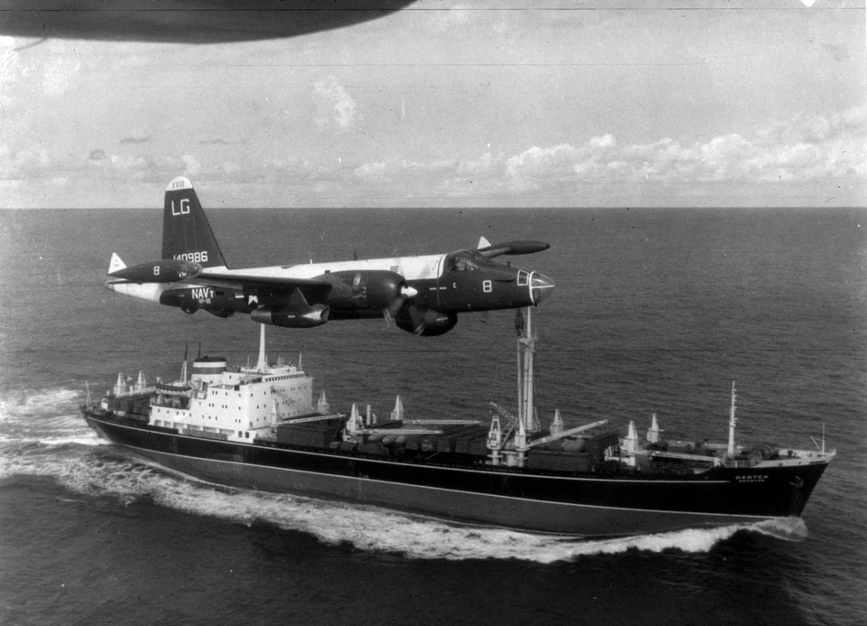 1962 год. Американский самолет сопровождает советское судно у берегов Кубы. Фото: wikipedia.org
