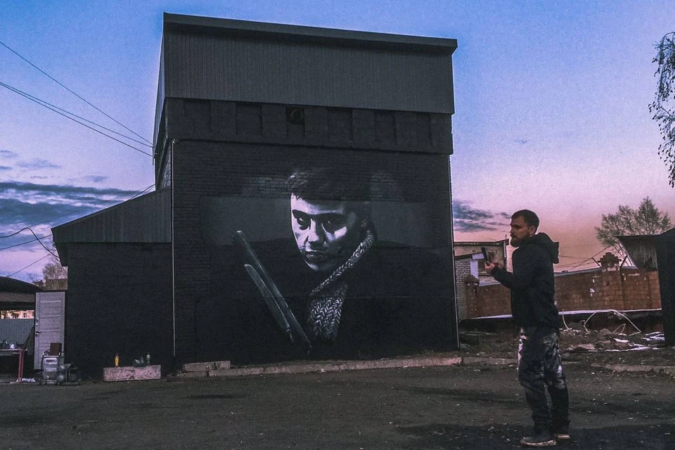 В Братске тату-мастер нарисовал граффити с Данилой Багровым из фильма «Брат». Фото: личный архив Дениса Козак