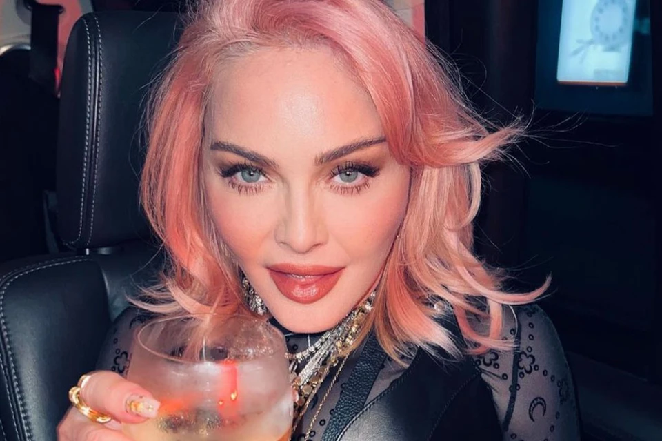 Нецензурное порно на улице знаменитой красотки Мадонны