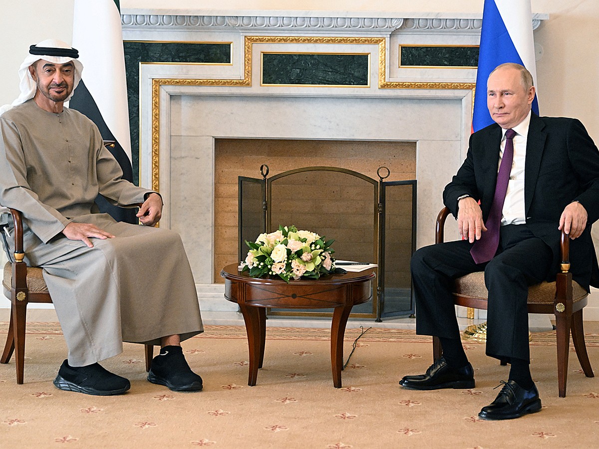 Подарил пальто со своих плеч? Как Путин не дал замерзнуть арабскому шейху - KP.RU