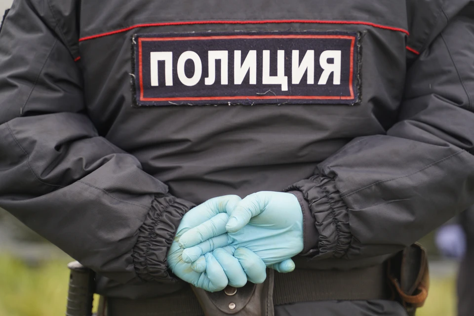 Женщина из личной неприязни напала на полицейского.