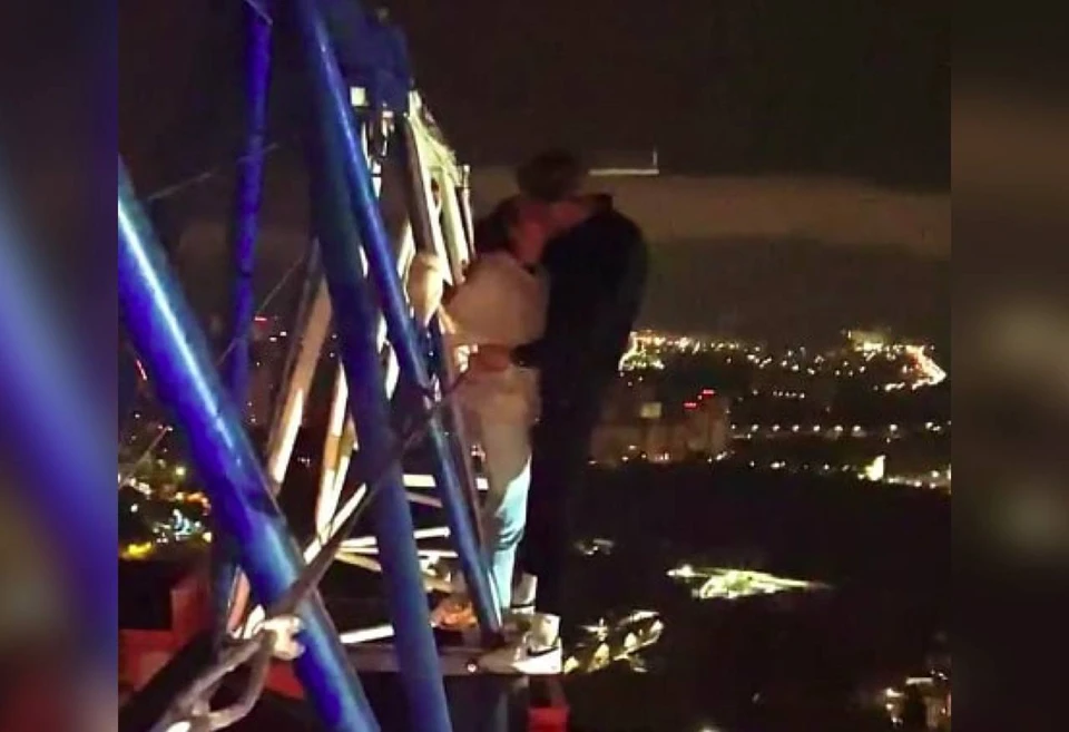 Нижегородские руферы сняли на видео поцелуй на стреле башенного крана. Фото: Типичный Нижний Новгород