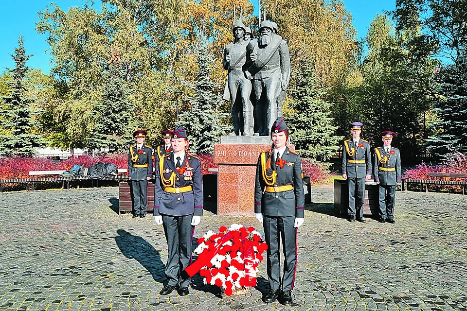 Неравнодушные москвичи возложили цветы к монументам в Москве.
