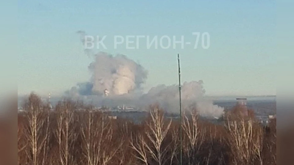 Над предприятием "Томскнефтихим" 14 октября поднялся столб дыма. Фото: "Регион-70"