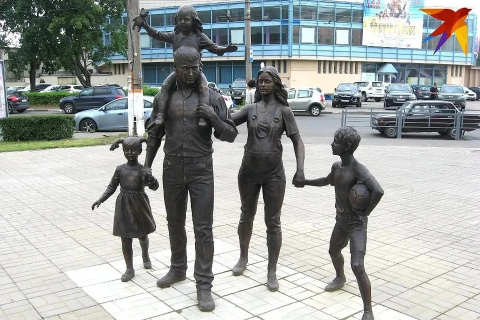 Памятник семье в Твери, а значит и отцам.