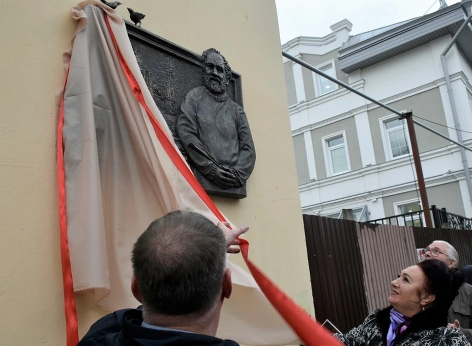 Открыта мемориальная доска в честь. Мемориальная доска на Столбах. Мемориальные доски художникам города Владимира.