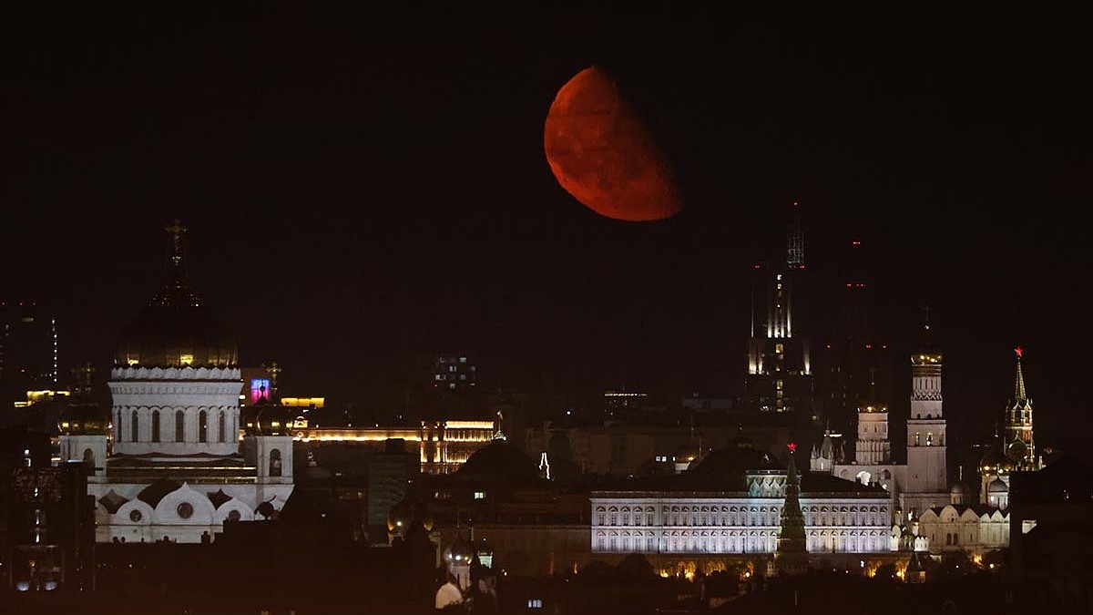 Над Москвой взошла красная Луна - KP.RU