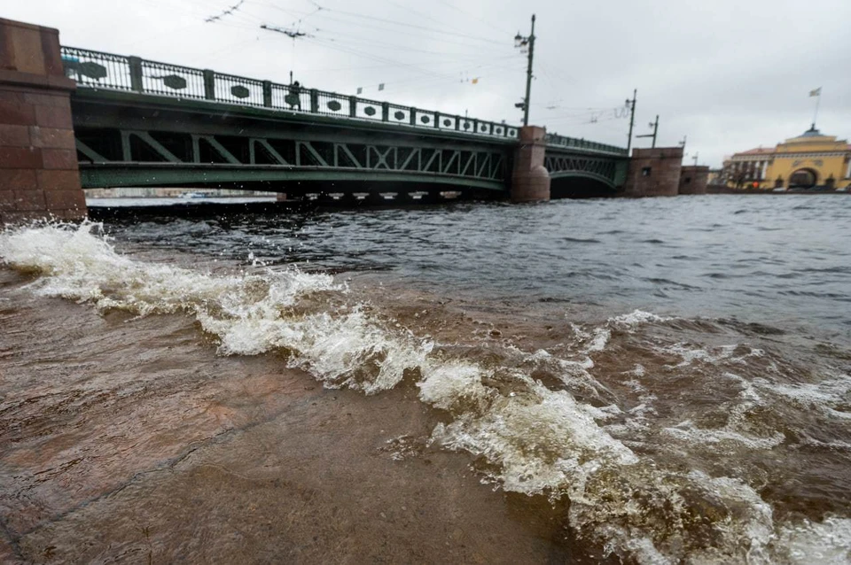 Уровень воды в Финском заливе поднялся до 153 см во время шторма в Петербурге
