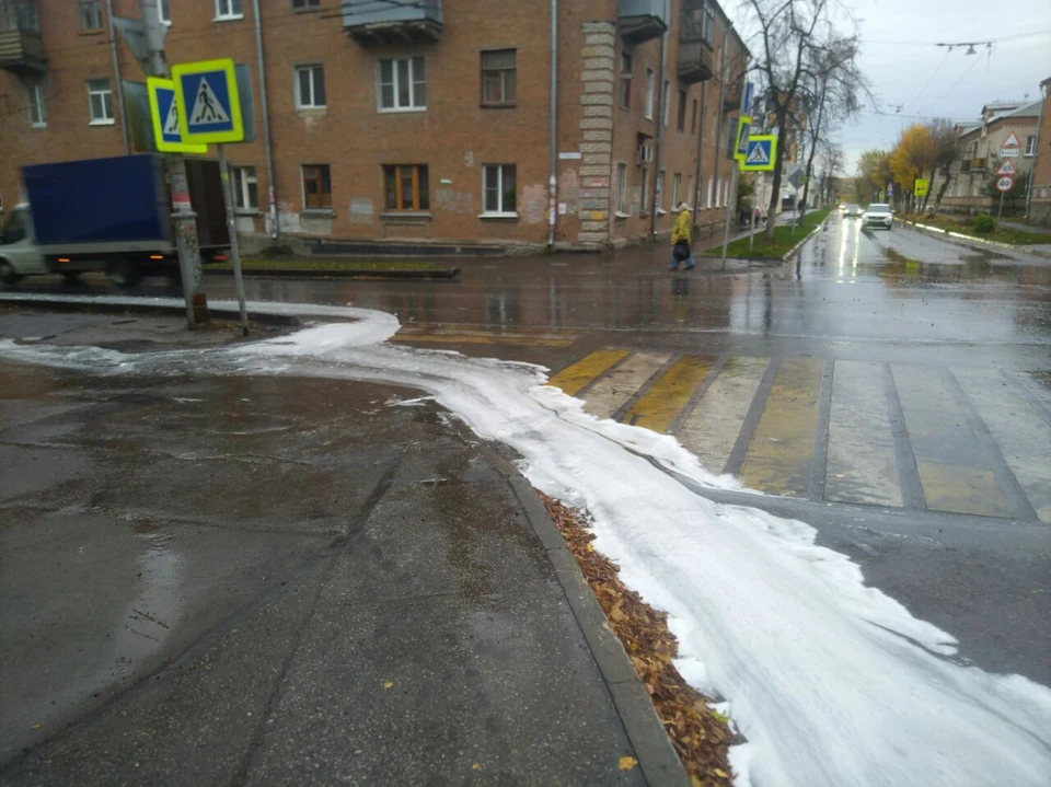 Днем 17 октября жители Рязани вновь сфотографировали, как после дождя по улицам Рязани растекаются «белые реки».