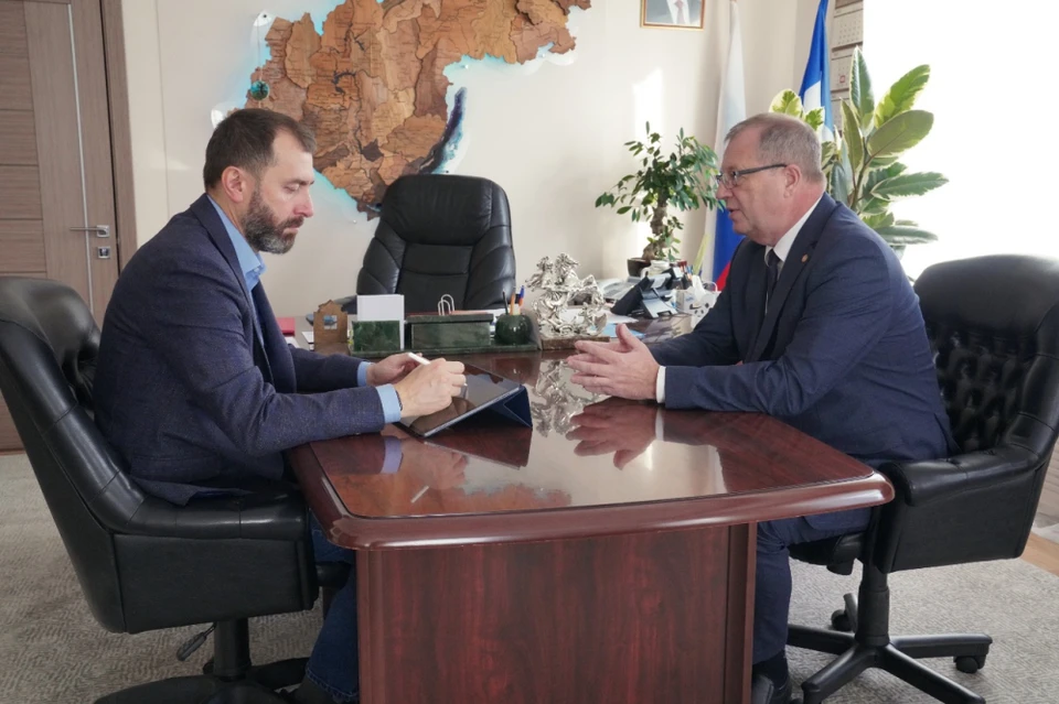 Предупреждение лесных пожаров в сибирских регионах обсудили Александр Ведерников и Геннадий Гусельников.