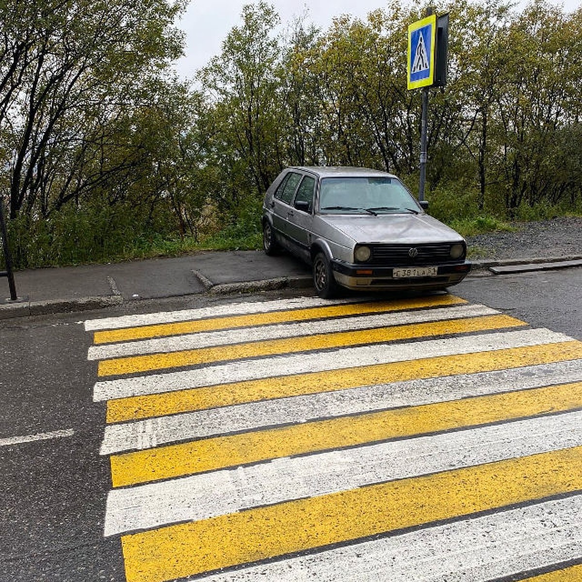 Жители Мурманска возмущены парковкой авто на пешеходном переходе - KP.RU