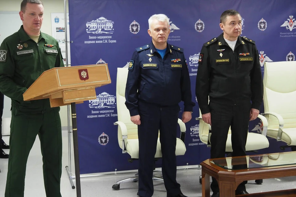 Начальник Управления военного образования генерал-майор Игорь Муравлянников вручил военнослужащим сертификаты об окончании курса дополнительного профобразования, воинские звания, удостоверения ветерана боевых действий и государственные награды.