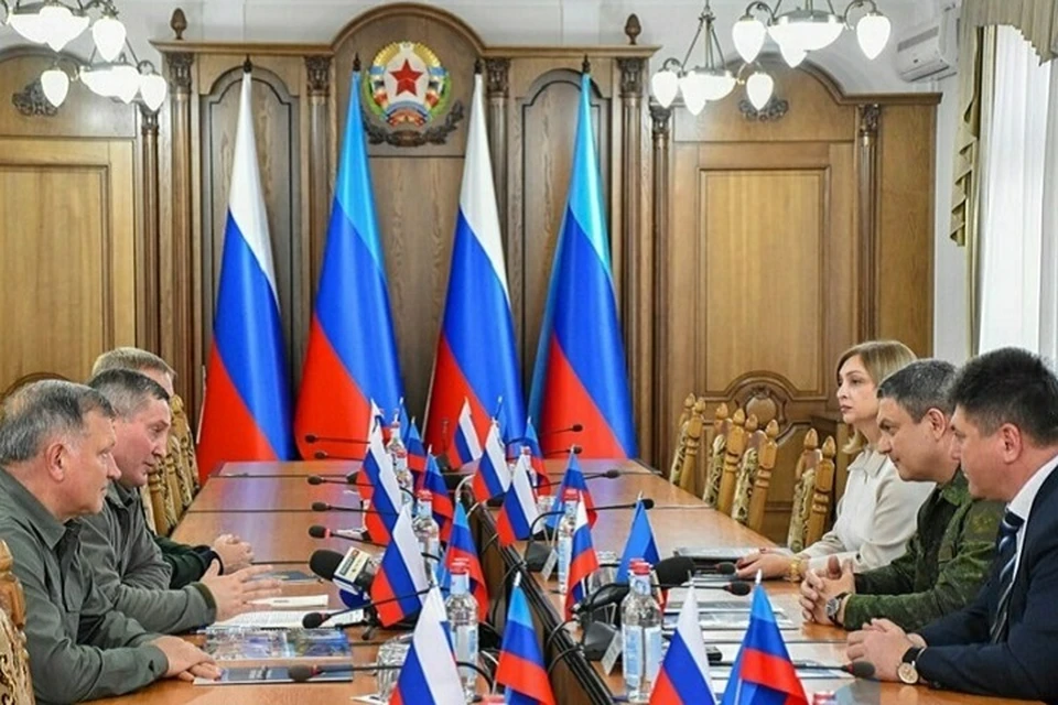 Во время рабочей встречи в Луганске. Фото: ЛИЦ