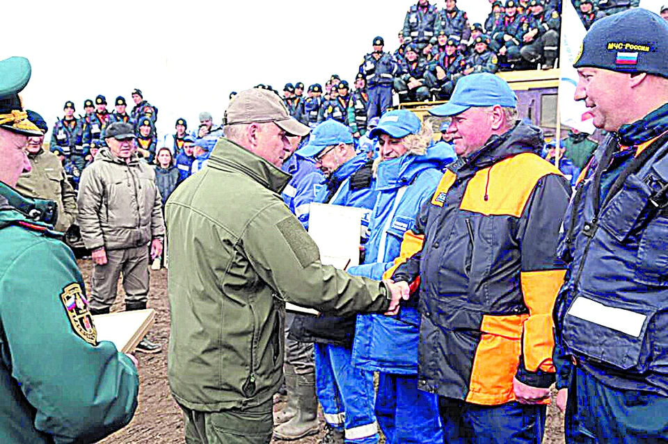 После окончания работ на реке Амбарной министр МЧС Евгений Зиничев вручает Алексею Орешину благодарственное письмо специалистам КГУ «Спасатель»