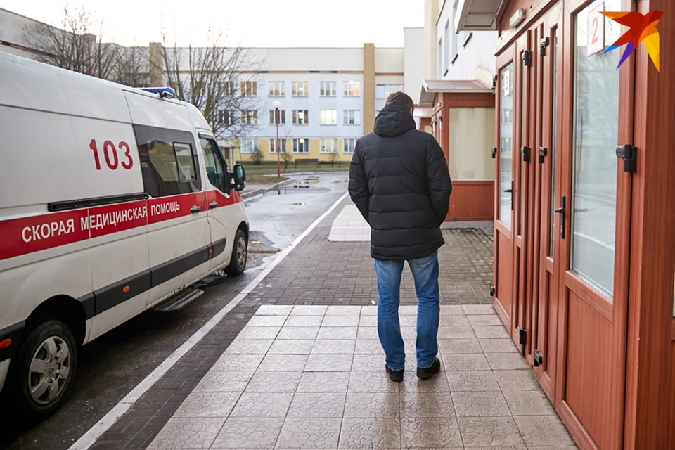 Почечная колика настигает внезапно, и без вызова "скорой" тут не обойтись.