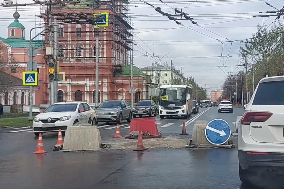 На улице Циолковского разрыли недавно уложенный асфальт.