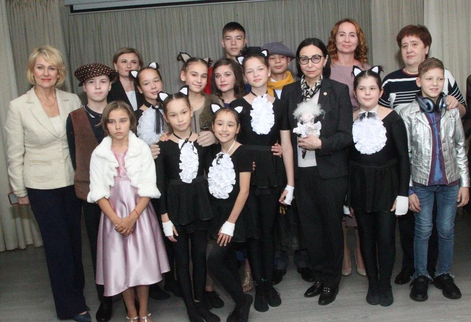 Дети из социального центра показали Наталье Котовой спектакль о своей мечте - найти родителей. Фото: пресс-служба администрации.