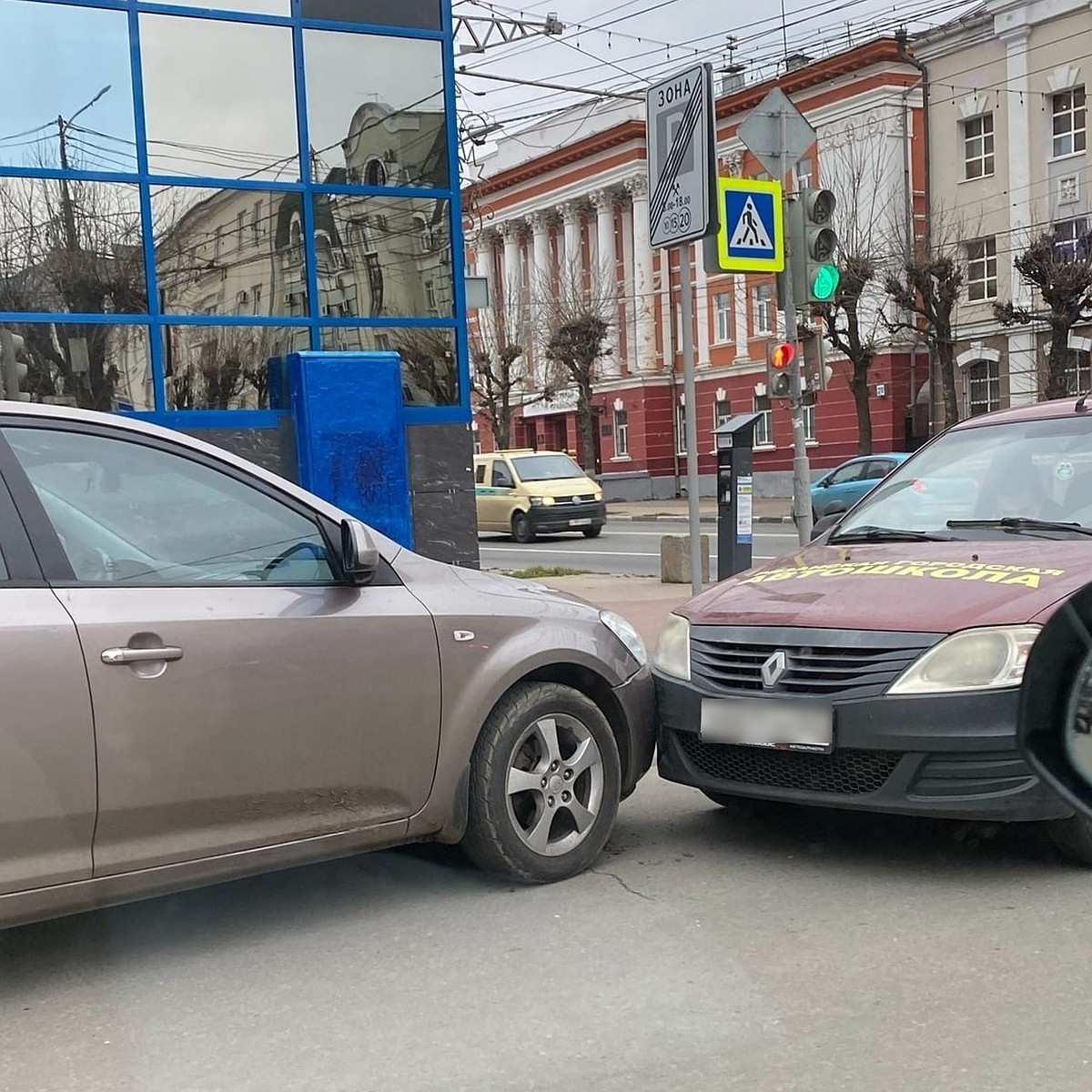 Учебная машина автошколы столкнулась с легковушкой в центре Рязани - KP.RU