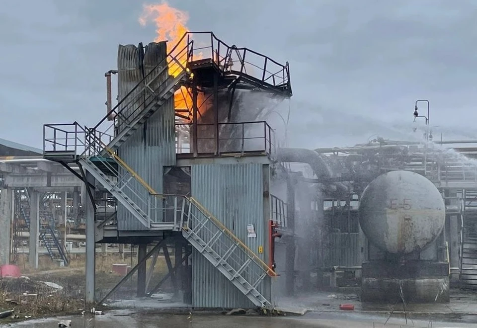 В Тобольске тушат огонь после хлопка газа на нефтехимическом предприятии.