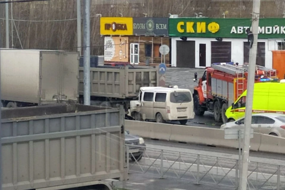 Новости 54 новосибирска сегодня. Взрыв на линейной Новосибирск. Новосибирск новости происшествия. Авария в Новосибирске сегодня. Авария 24 октября 2022 в Новосибирске машина врезалась в грузовик.